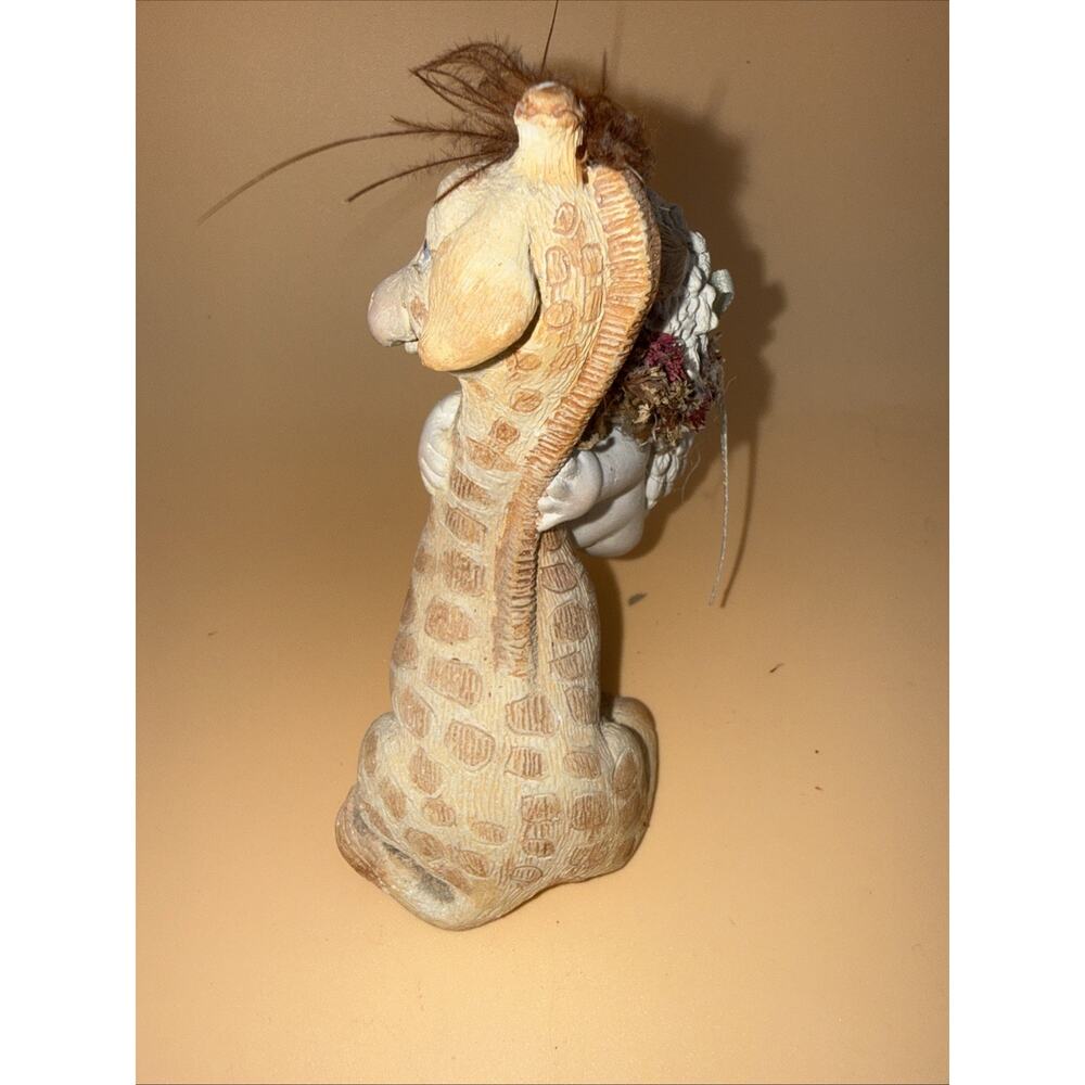 Dreamsicles #10181 “Huge Hugs” Angel Hugging Giraffe Figurine Kristin 1997 4.75" - Picture 5 of 6